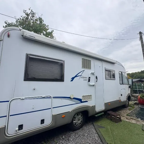 Camping car du bonheur, hotel in Aywaille
