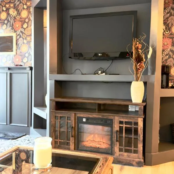 Cozy boho downtown apartment, hotel i Calgary