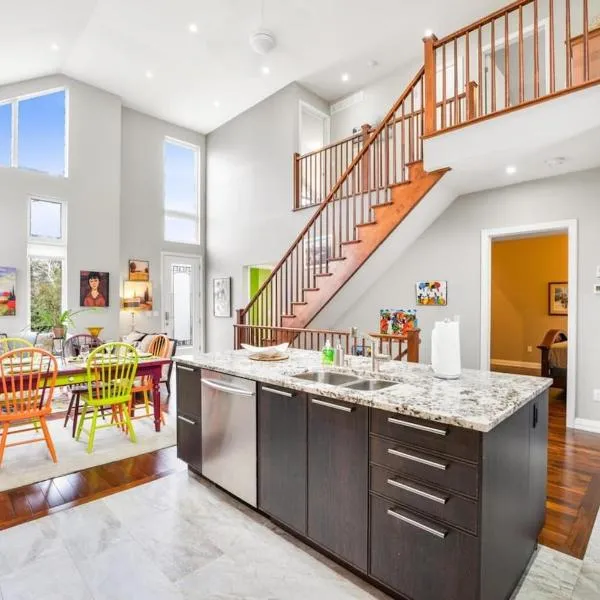 Beautiful 3BR Old Town Home Steps to Queen St, хотел в Ниагара он ди Лейк