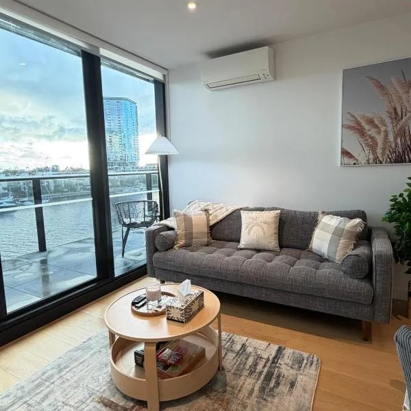 Waterfront apartment in Docklands in Free Tram zone, hotel di Melbourne