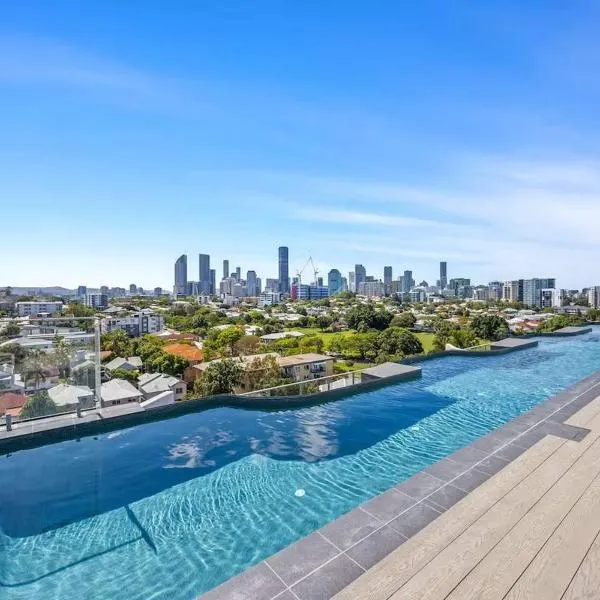 Gabba Retreat - Rooftop Pool & Stunning City View, hotel di Brisbane