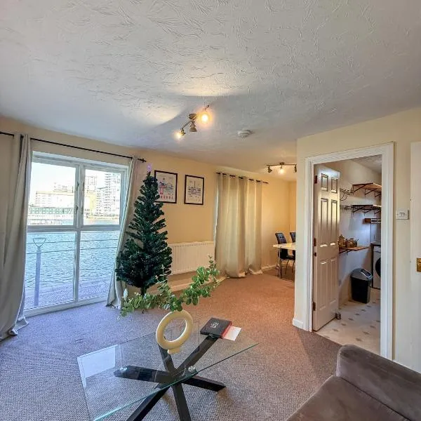 Modern 2 Bed Sleeps 6 near O2 ExCeL Enjoy river views and easy access to the IFS Cloud Cable Car Features 2 bedrooms plus a sofa bed for 6 guests, ξενοδοχείο στο Λονδίνο