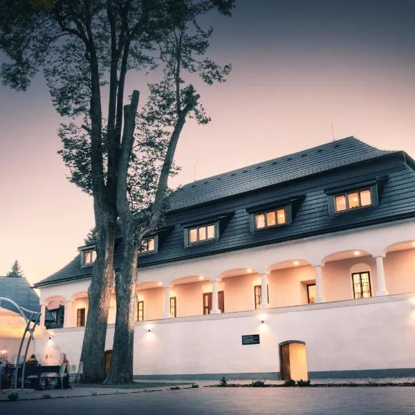Kaštieľ Čičmany, hotel u gradu Čičmani