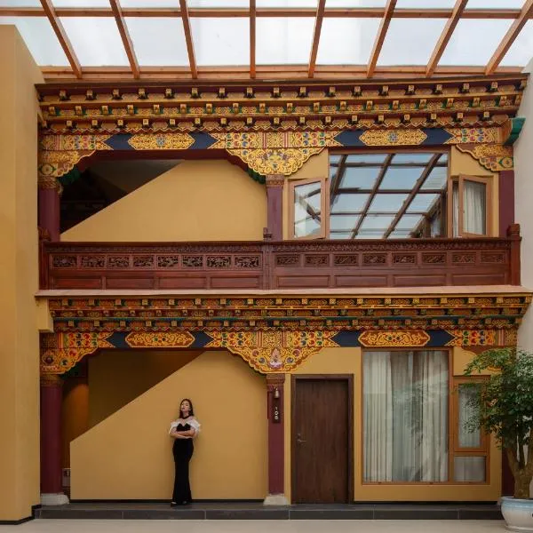 Shangri-La Nazhu Tibetan Mansion Hotel, hotel di Shangri-La