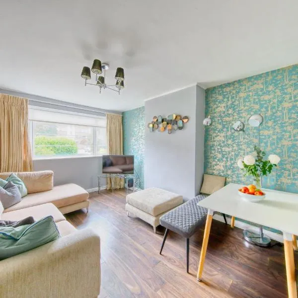 2 bed flat - SW London with parking, hotel in Teddington