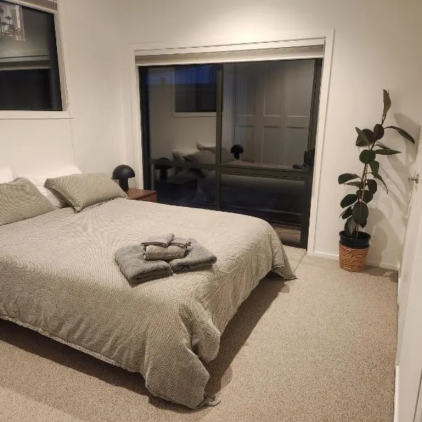 Self-contained flat with private entrance and yard, Hotel in Lake Hawea