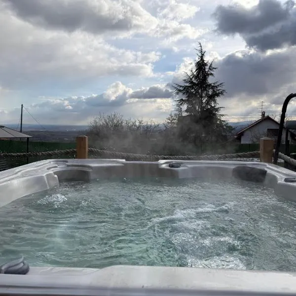 A-Frame Wellness Villa with Private Pool, Sauna & Jacuzzi near Belgrade, hotel a Koraćica