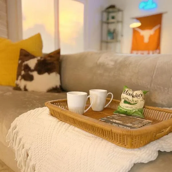 New King Suite with Rain Shower-Walk to Downtown, Lake & Eateries، فندق في أوستن