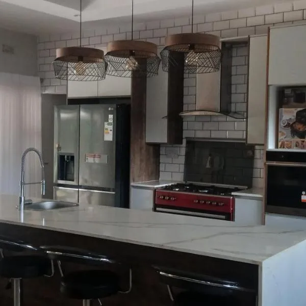 Cosmo Guest House, готель у місті Вікторія-Фоллс