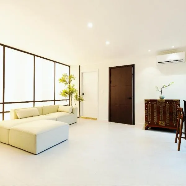 서촌 전통 한국 숙소 독채 10인 # Seochon Korean Traditional House # 4BR 2BA # 경복궁역 5분 5min to Gyeongbokgung Station # Near Bukchon 광화문 인왕산, hotel v Soulu