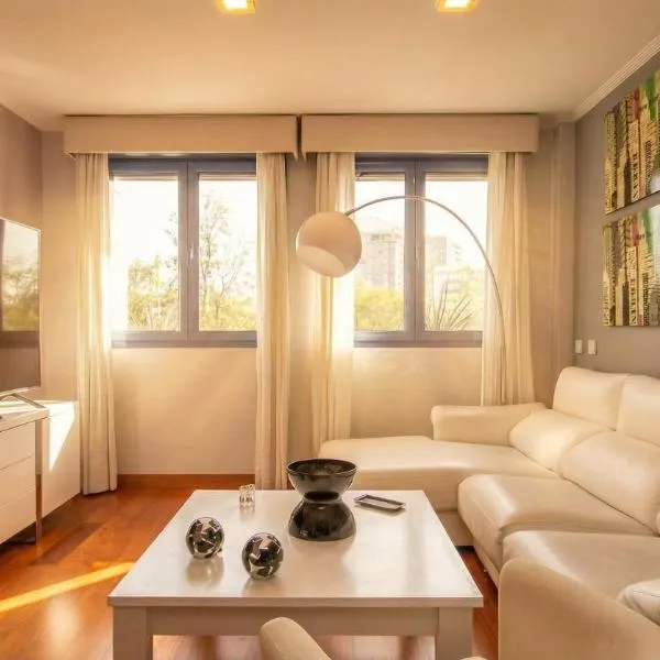 Luxury apt in Plaza de España - FREE parking, khách sạn ở Seville