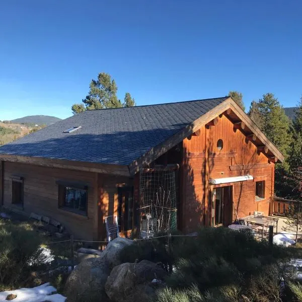 Une chambre d'hôtes au coeur du chalet Mitja, calme et bien être assurés, hotel a La Cabanasse