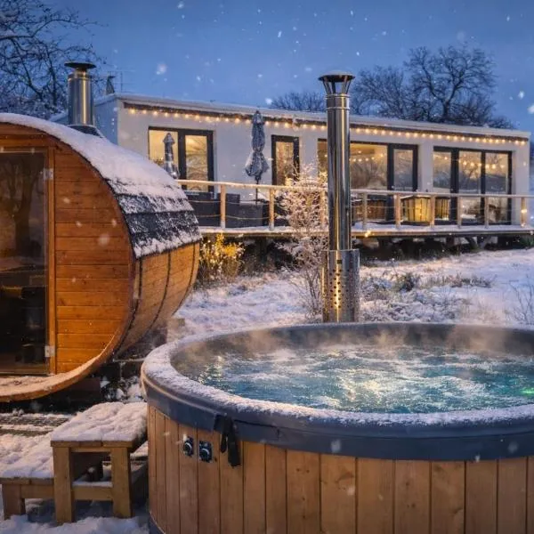 Ranch 66 - Wellness Tiny House Black Swallow ve stylu Route 66 se saunou, koupacím sudem a bazénem, hotel in Tršice