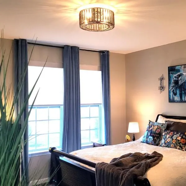 Azure Elephant Haven 2 King Suites, Work-Ready, hotel em Middletown