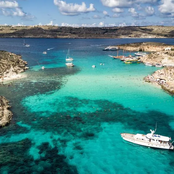 Front Row Seafront House with Dreamy Valletta and Harbour Sunset Views, hotel di Kalkara