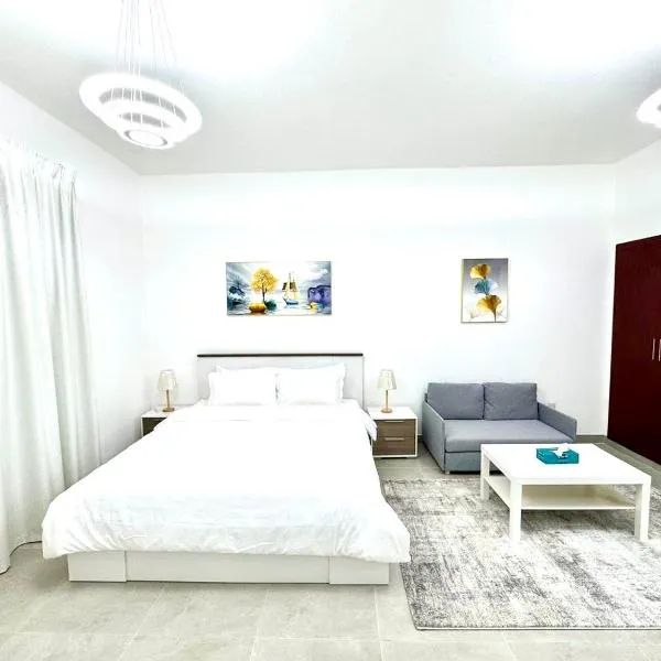 England Cluster International City - Bright,Spacious and Well Furnished Studio, hotel in Dubai