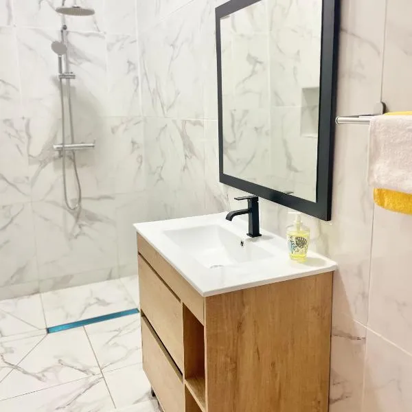 Côte d Azur, hotel in Mtsamboro