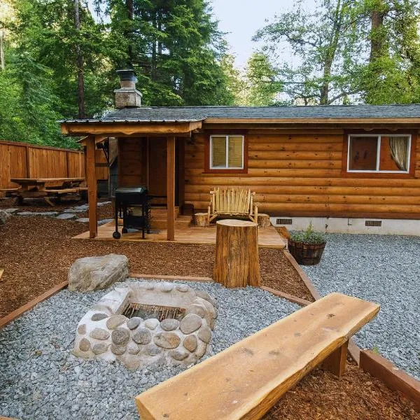 Knotty Shack- Unique Tiny Log Cabin with Hot Tub, hotel in Ashford