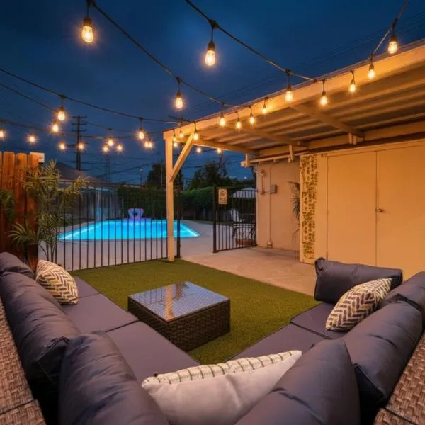 Chic Boho Retreat - Pool, Spa, Patio, Mini Golf & Arcade, Mins from Universal Studios!، فندق في لوس أنجلوس