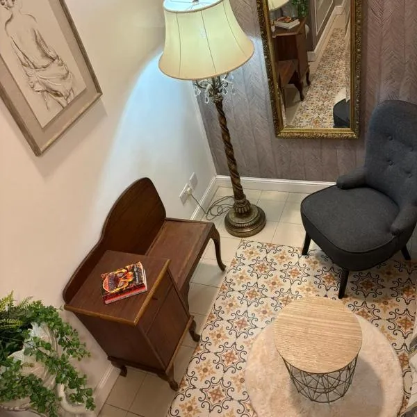 Maltese Terrace house with a modern touch - close to airport 4 km, hotel in Tarxien