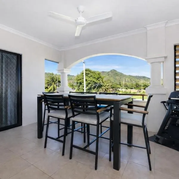 Modern West End Apartment in Townsville with Pool & Parking, hotel in North Ward