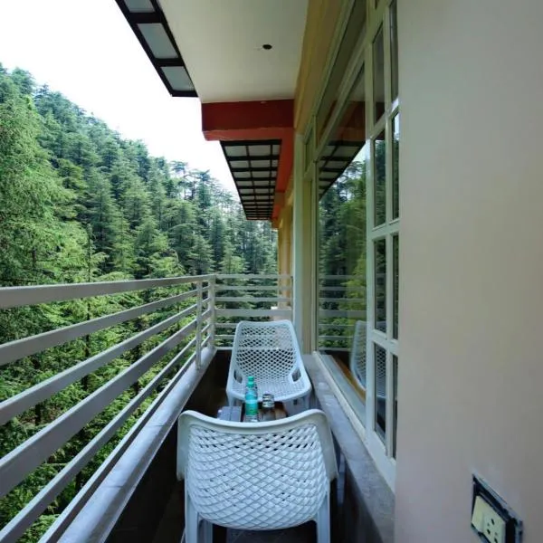 Decent Stays BNB in city Centre - 3 BHK apartments - PRIVATE PARKING - BALCONY VIEW, hotel i Shimla