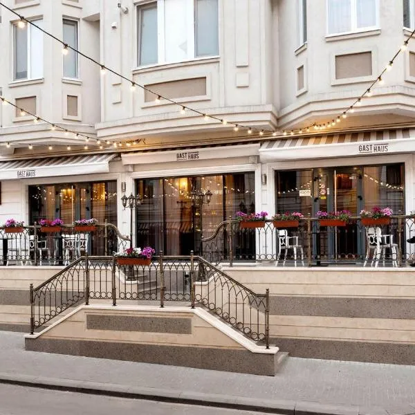 Cozy,bright,central with an in-house restaurant, hotel in Chişinău