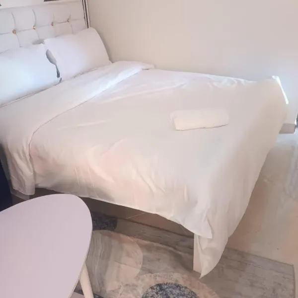 Luxe Homes, hotel di Meru