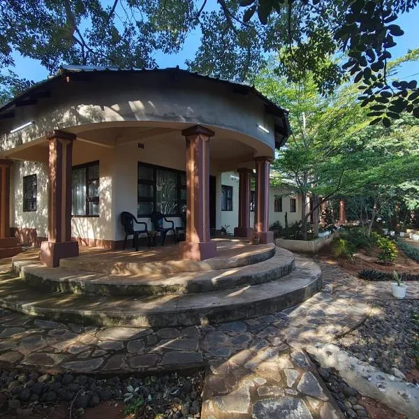 Kalahari Sand Ridge Inn - Quiet Self-catering Eco Lodge Near Victoria Falls, Livingstone, hotel in Livingstone