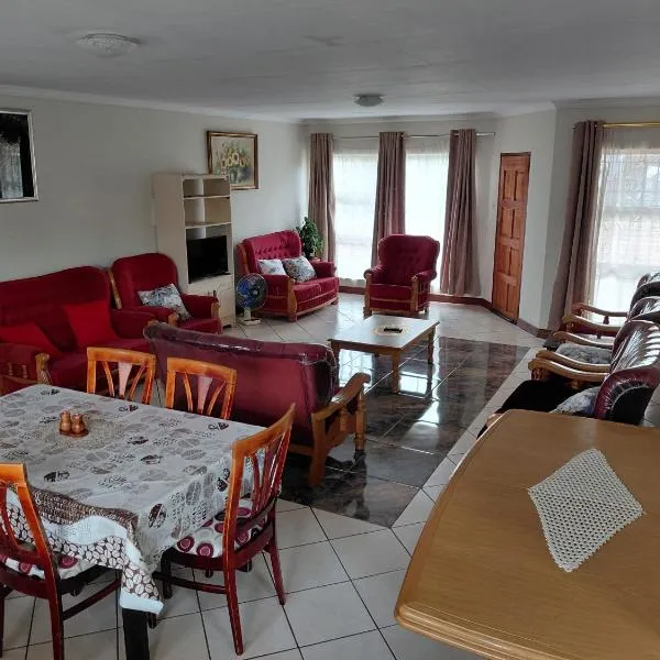 VSA SELF CATERING Accommodation Unit 2 entire house, готель у місті Ньюкасл