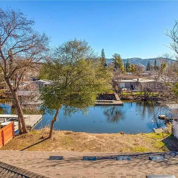Lakefront Retreat • Private Yard + Fireplace, hotel em Clearlake Oaks