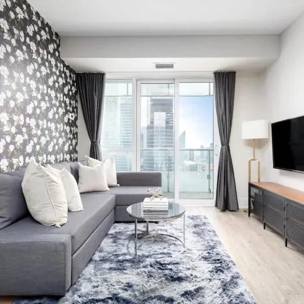 Urban Luxury 2BR CN Tower Views & Free Parking، فندق في تورونتو