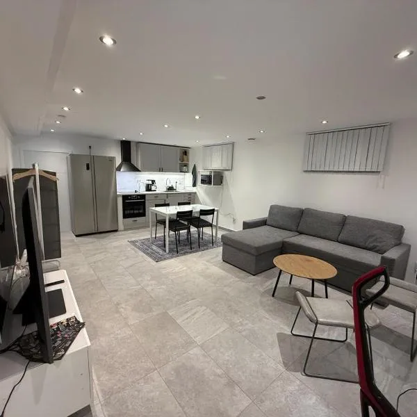 Fresh and newly renovated basement apartment, hotel em Malmo