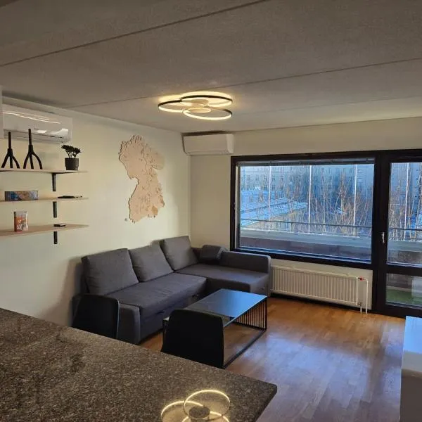 Stylish two-room apartment with balcony & great views, hótel í Helsinki