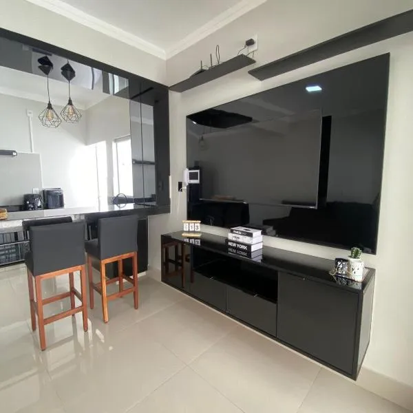Casa Moderna com 2 Quartos, Área Gourmet e Ar-Condicionado, hotel i Paracatu