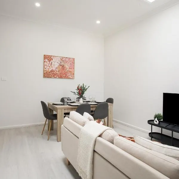 Central 3BR Glebe with Free Street Parking & Pet Friendly - Walk to Markets & Cafes, hotel v mestu Sydney