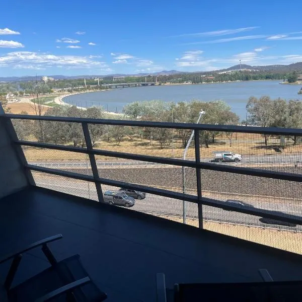 Luxe 1 BR Retreat Lake Views at Nishi New Acton Canberra City, hotel a Canberra