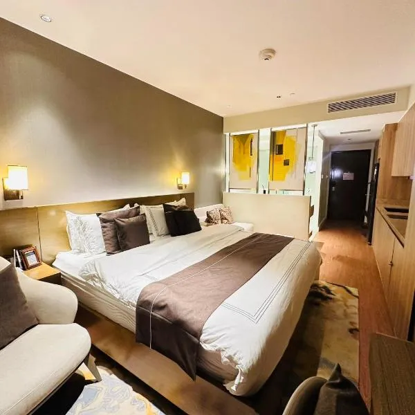RBR LUX Novotel Manila Hotel Residences Acqua, Hotel in Manila