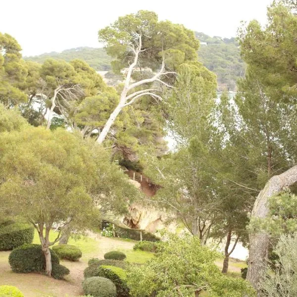 Résidence hôtelière Le Provençal à Giens - Bord de mer，伊埃爾的飯店