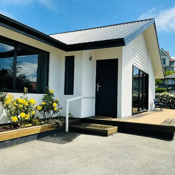 Cozy & Spacious 3-Bedroom Home with Rose Garden - Town Centre Oamaru, hotel em Oamaru