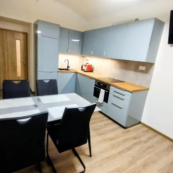 2 - room apartment with terrace and free parking, khách sạn ở Prague