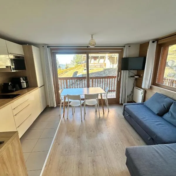 Méribel 2 pièces avec cabine, centre, proche commerce et pistes avec parking et wifi état neuf, hotel di Les Allues