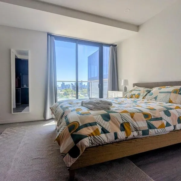 South Yarra Studio - Free Parking, Gym & Balcony Views, Hotel in Melbourne