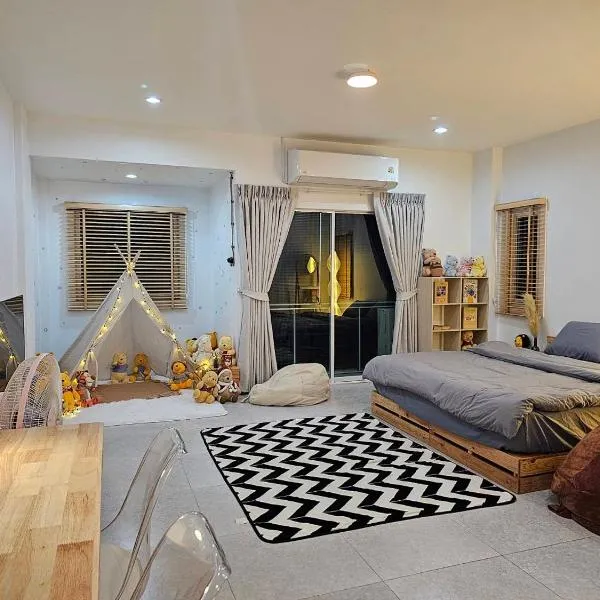 Tee Phak CNX Room D, hotel in Chiang Mai