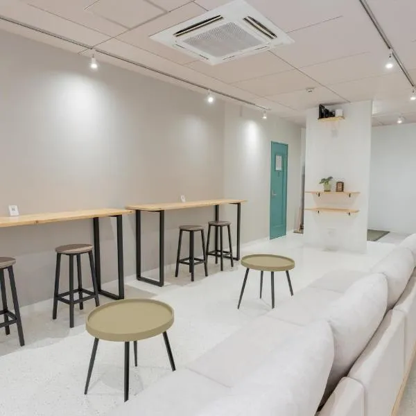 atic Guesthouse، فندق في تاكاماتسو