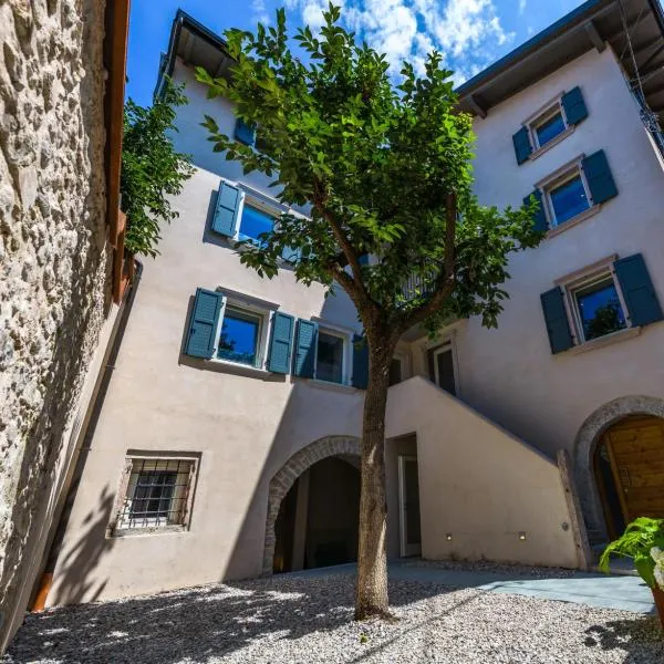 Casa Kaki - Eco friendly Apartments with Parking & Private Courtyard, Hotel in Malcesine
