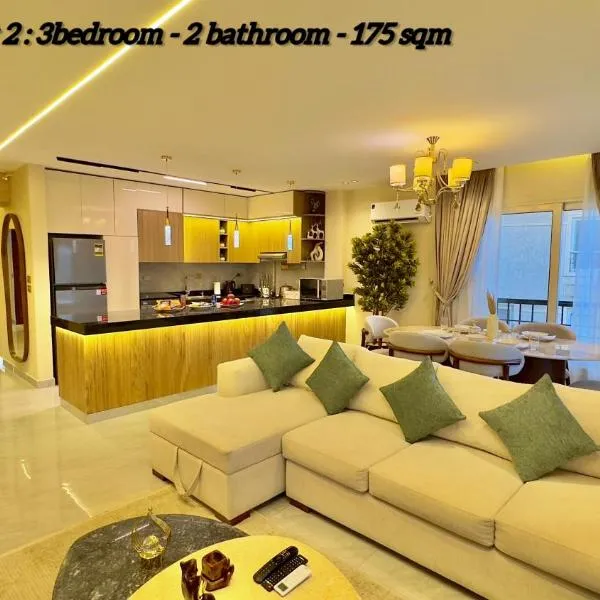 Ultra Luxury 3BR with Pools ,Sports ,Dining in Gated compound, Close to all sites, hotel in Cairo