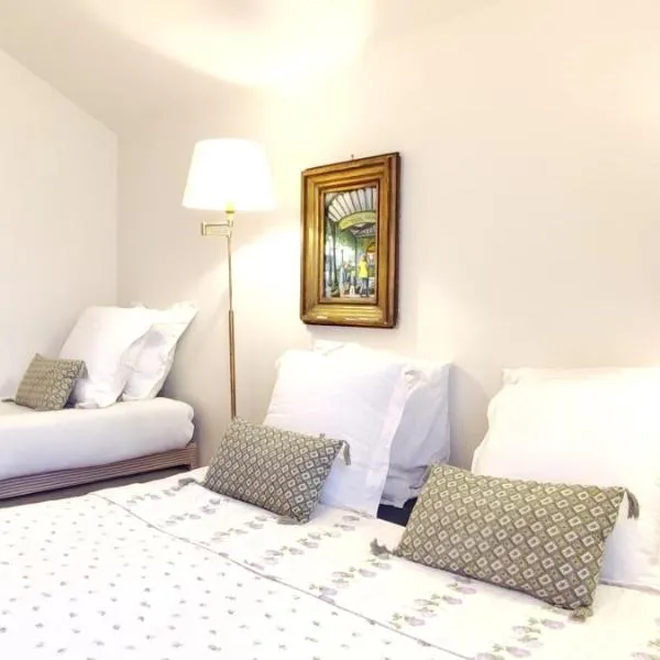 PARIS AUTHENTIC HOUSE Entier 1920's House, For Groups, Métro Line 7 station Porte d'Ivry, hotel en París