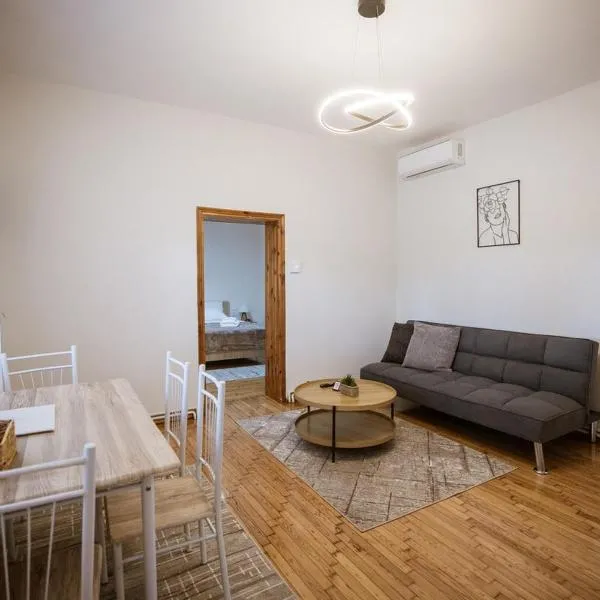 Riverside Escape ,modern residence with courtyard, hotel sa Florina