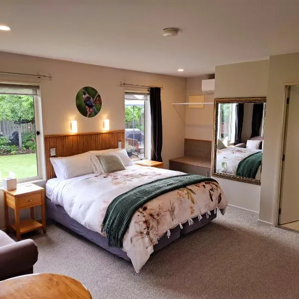 Blue Ridge Studios and Bed & Breakfast، فندق في تي أناو